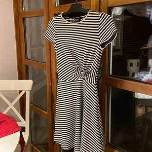 Randig sommarklänning  - Säljer min randiga sommarklänning sparsamt använd. Är i nyskick. 