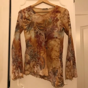 Mönstrad blus - Så fin mönstrad blus med vida ärmar! Brukar knyta den där bak ibland 💕 y2k inspirerad!!