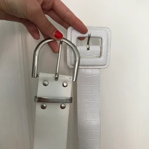 Vita bälten  - Najs vita bälten där extra hål är gjorda! 😇  40kr st eller båda för 60kr! 🤝 passar mig som har W24, den vita med krokodilmönster är såld! 