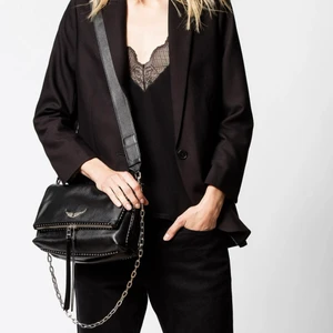 Zadig Voltaire Rocky Studs bag - Tänkte kolla intresset på min Zadig väska. En coolare och roligare modell om man jämför med den ” vanliga ” enligt mig. Kan används antigen med bara kedja, bara långt band eller båda två. Köpt för ett år sen för cirka 5000 kr! Kan skicka fler bilder vid intresse 😍