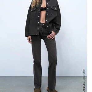 Zara midrise jeans - Säljer mina helt nya midrise jeans i storlek 36. Köpta förra veckan men hade behövt en storlek större. Det ät helt slustålda på hemsidan och jag använde dem en gång så det är precis som nya❣️