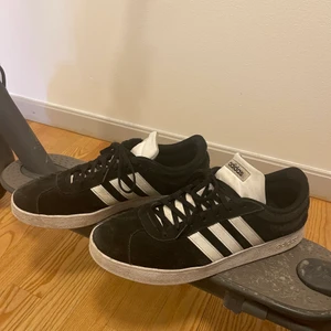 Adidas skor - Yttre skick 8/10 ny innesula behövs. Nypris 599