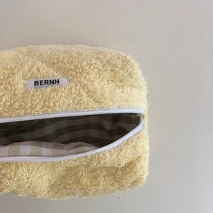 Handgjord necessär - Handgjord gul necessär gjort av second hand tyger! Finns mer på bernh.se 🌼⭐️💛 18x9x14cm