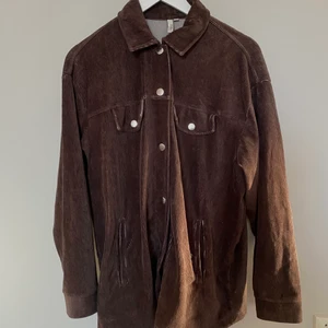 Shortjacka brun - Shortjacka som jag själv färgat brunt. Använt skick. Storlek S ifrån Nelly. Säljer för 80kr + frakt. Totalpris: 132 kr