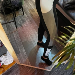 Victoria secret leggings / tights  - Leggings/tights storlek S. Mobilficka på båda sidor av låren. Nyskick.