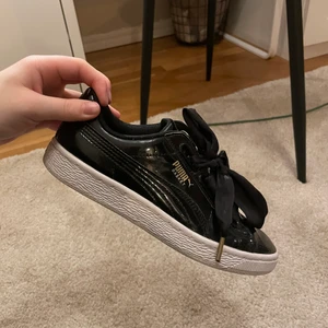 Puma skor - Mycket fina Puma skor i jättebra skick!! Köparen står för frakten❤️‍🔥