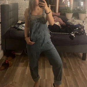 Jeans hängslebyxor  - Coola hängslebyxor från monki.                                             Köpare står för frakt 🤍