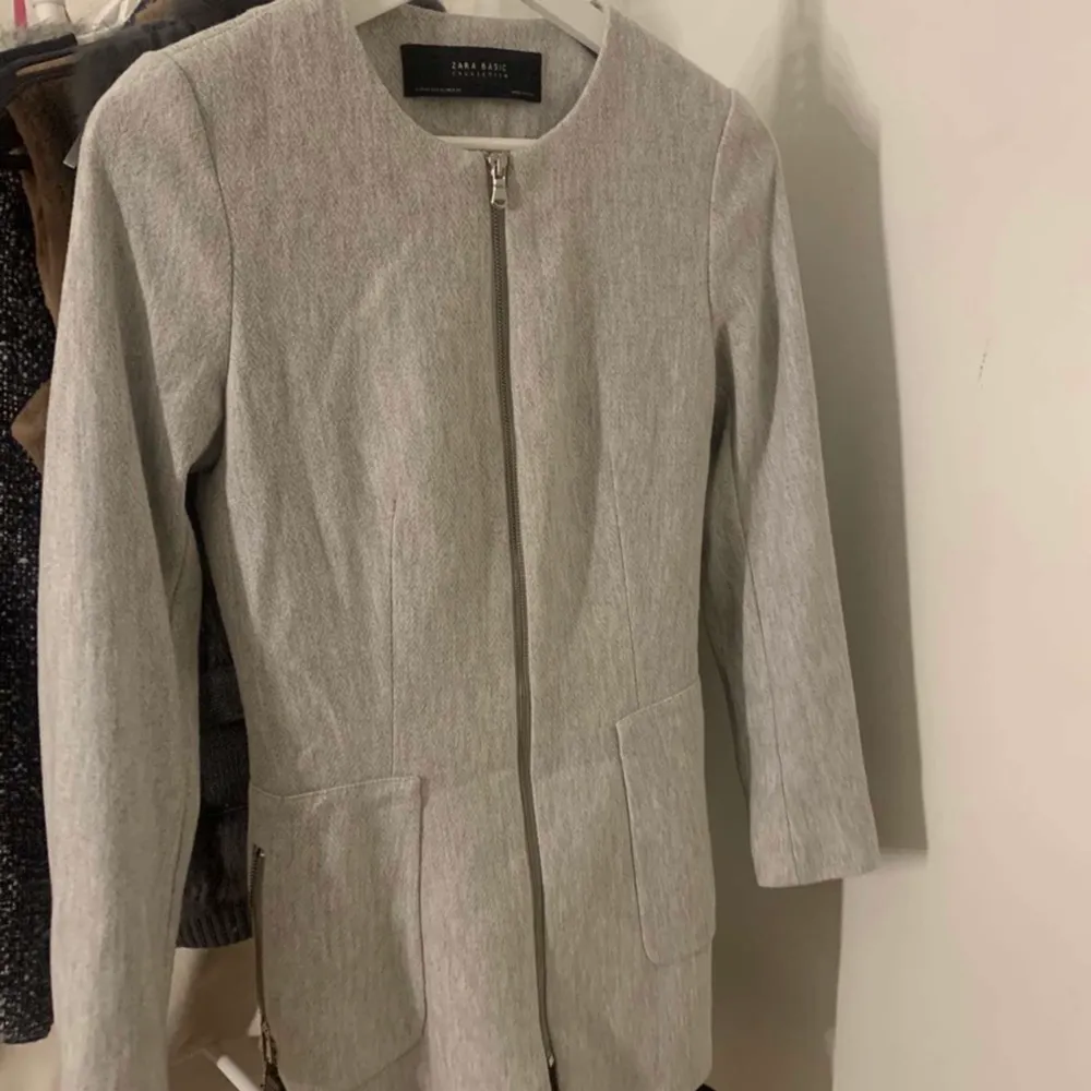 Säljer min grå kappa från Zara  (ord pris 700 ) säljer pga storleken är för liten. Väldigt fin kapp då den forma midja bra och längden gör allt . Jackor.