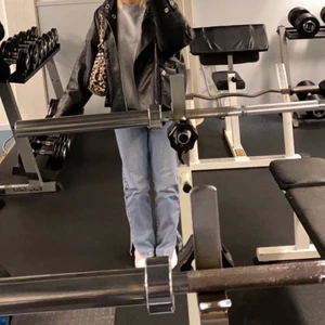 jeans  - helt nya endast använda 1 gång men tycker inte dom sitter bra på mig tyvärr, därav skickar helst inga fler bilder 💗 Storlek ”6” men passar 32-36, dom är låg/medelhöga i midjan 