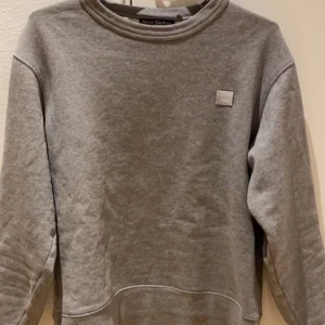 Acne sweatshirt  - Storlek XS men sitter som S. Knappt använd och har lådan kvar. Nypris 1900kr