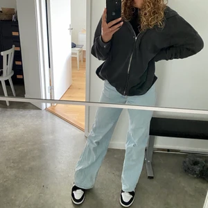 Blå jeans - Jeans från Junkyard i modellen wide leg. Storlek 28. Köparen står för frakt, kan mötas upp i Uppsala 💕