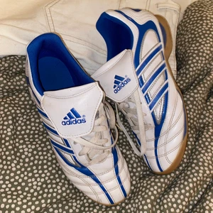 Vintage adidas skor - Skorna är använda men är i bra skick. Liknar fotbollskor men är hur snygga som hels till ett par jeans. Fråga om ni vill veta mer eller ha fler bilder:)) stl 38 och 2/3