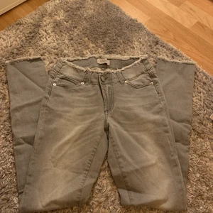Hunkydory jeans - Fråa hunkydroy jeans som är använda 2 gånger. Säljer pga att de inte kommer till tillräcklig användning för mig. Super snygga och är som nya! 