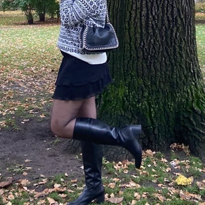 Svart volangkjol  - Säljer min superfina svarta volangkjol från ginatricot (lizette smock skirt). Älskar verkligen den och den passar till allt och alla tillfällen!! Men den är tyvärr för liten för mig så måste sälja vidare. Riktigt bekväm dessutom :)🌸