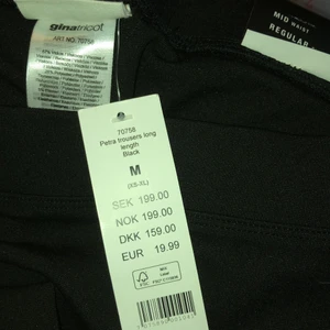 Gina tricot basic  byxor  - Svara byxor, alldeles för långa för mig jag är 157cm, passar någon som är längre 