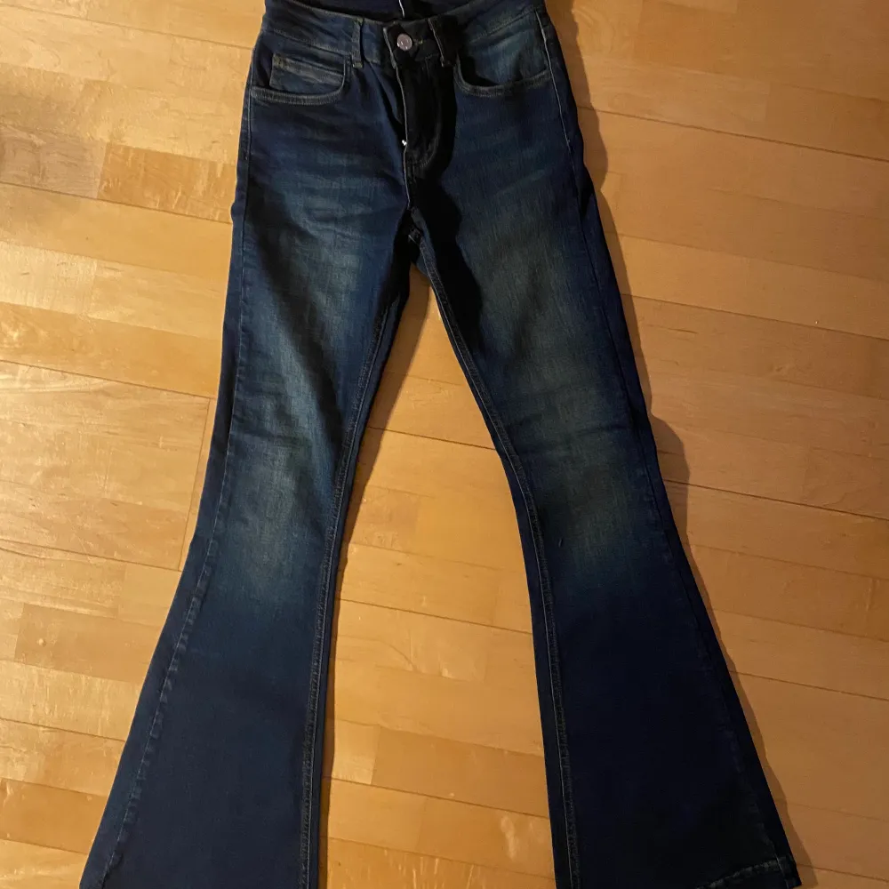 Säljer dessa helt nya oanvända jeans från ASOS. Storleken är mellan 32-34. Passformen är tajt men materialet är stretchigt. . Jeans & Byxor.