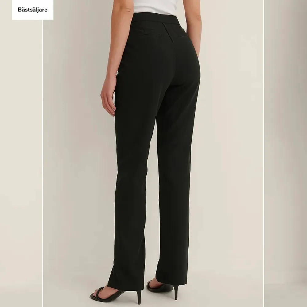 Kostymbyxor från NAKD. Jättesköna och långa i benen. Köparen står för frakt 🥰. Jeans & Byxor.