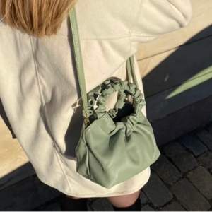 Väska i en så fin färg, perfekt detalj. Kan bäras i handen men har också ett längre band. 