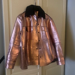 Rosé jacka  - Säljer den här asballa jackan i roséfärg, så sjukt snygg och jag älskar den men behöver pengar inför en resa, använd en gång✨ 