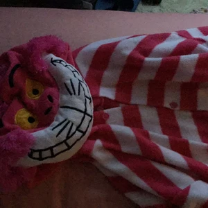 Mysplagg  - jag säljer denna roliga piyamas/mysplagg den har svans luva med kattansikte från Alice i underlandet . Den är använd en gång 