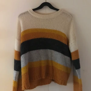 Stickad tröja - Snygg stickad tröja i olika färger. Rätt tunn i matrialet. Väldigt bra skick. Kontakta mig för fler bilder. Pris kan diskuteras! 