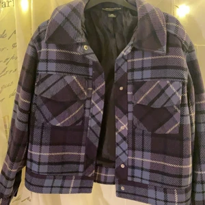 Monkl jacka - Säljer min jätte fina och sköna jacka från Monkl i storlek xxs, den är väldigt oversized och hade även passat er som bär storlekar uppåtgående fram tills M. Använt endast fåtal gånger och är i nästan ny skick då jag använder den sparsamt. Säljer på grund av att den inte kommer till användning längre tyvärr🤍