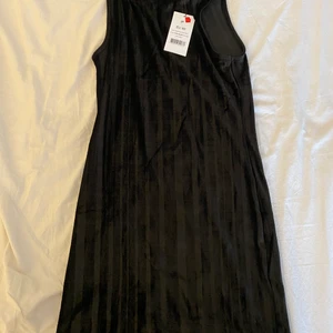 NA-KD black striped velvet mini dress  - Den är storlek 40 och stretchig. Har fortfarande prislappen på och det är bara höra av sig för för fler bilder, frågor eller intresse vid köp💗