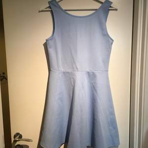 Ljusblå klänning i strechigt material, från H&M. Sparsamt använd. 
