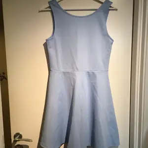 Ljusblå klänning i strechigt material, från H&M. Sparsamt använd. 