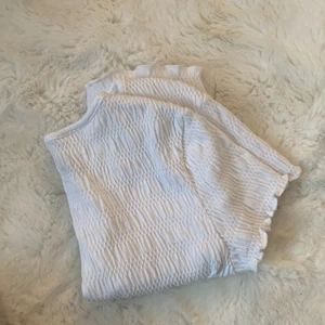 Vit tröja  - Original pris ( 99kr ) stretchig tröja.