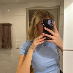 söt ljusblå topp från zara  - gullig detalj vid halsen, använd fåtal gånger, ribbad, strechight material💙 