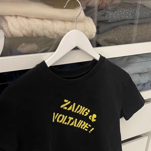 Zadig Voltaire T shirt - Säljer en T shirt från Zadig & voltaire. Storlek Xs men passar även S och M. Lite använd och i väldigt bra skick! 💗 500 kr men pris kan diskuteras vid snabb affär💜