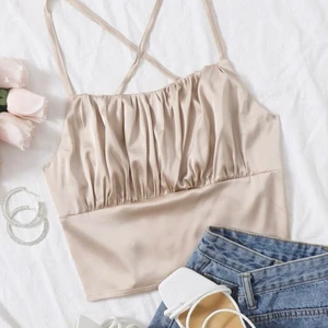 Söt topp  - En jättesöt topp i storlek S. Har endast testat den så den är som ny. 50 kr + frakt 