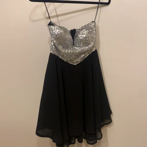Svart festKlänning  - Festlig klänning, oklart märke, köpte den för några år sen men är i gott skick. Ska vara i stl. M men har fått sy in den då den var lite stor. Passar nog en S också. 
