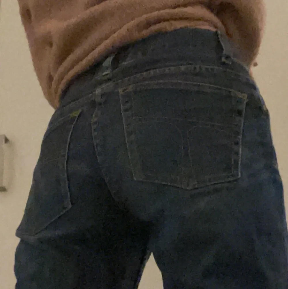 Snygga lågmidjade jeans från tiger of sweden storlek 27/32. Jag är ca 168 och dem sitter bra i längden på mig! Kan mötas upp i Stockholm eller frakta mot fraktkostnad. Hör av er om fler bilder eller frågor!☺️. Jeans & Byxor.