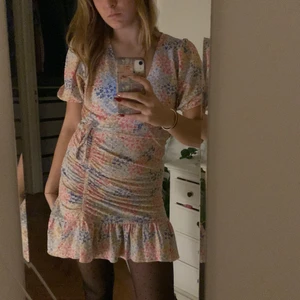Gina Tricot klänning storlek M - Super fin blommig vår klänning, har dock tyvärr aldrig kommit till användning. 