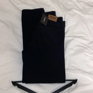 Helt nya SWEET SKTBS Jeans - Säljer nu helt nya SWEET SKTBS jeans, aldrig använd och med lapparna kvar då storleken ej passar. Pösiga svarta jeans. Slutsålda överallt! Strl: 29 Nypris: 600kr