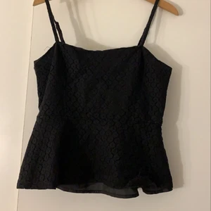 VERO MODA strl: 40 - Ett gulligt linne från VERO MODA strl 40! Defekter: Vissa synliga trådar (bifogat i sista bilden) men går lätt att fixa!