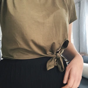 T-shirt med knytning fram - Grön T-shirt med knytning fram 💛 strl M