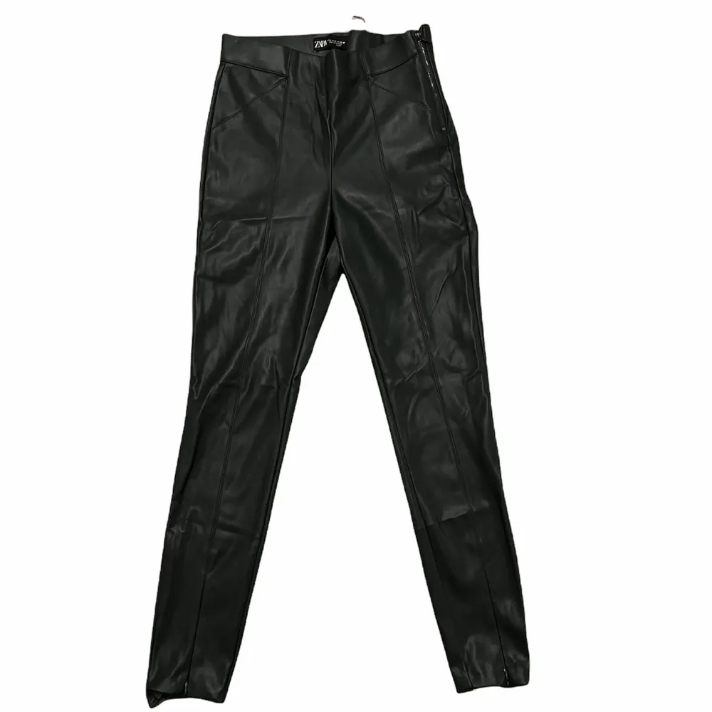 Dessa söta byxor är från Zara.  Storlek small och har dragkedja åt sidan✨🤍. Jeans & Byxor.