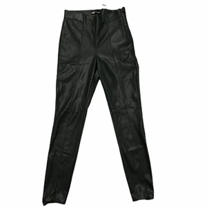 Dark green leather pants  - Dessa söta byxor är från Zara.  Storlek small och har dragkedja åt sidan✨🤍
