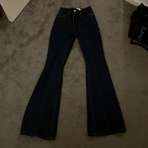 Jeans - Skitsnygga 80-tals jeans i jeans-blå färg. För långa på mig som är 156cm lång. Men perfekt runt lår och rumpa på mig som brukar ha storlek 34-36 isch