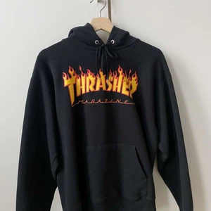 Thrasher hoodie - Thrasher hoodie i storlek S, tröjan är använd ett fåtal gånger och är i nyskick!☺️ Kan mötas i Gävles eller skickas mot fraktkostnader!🤝