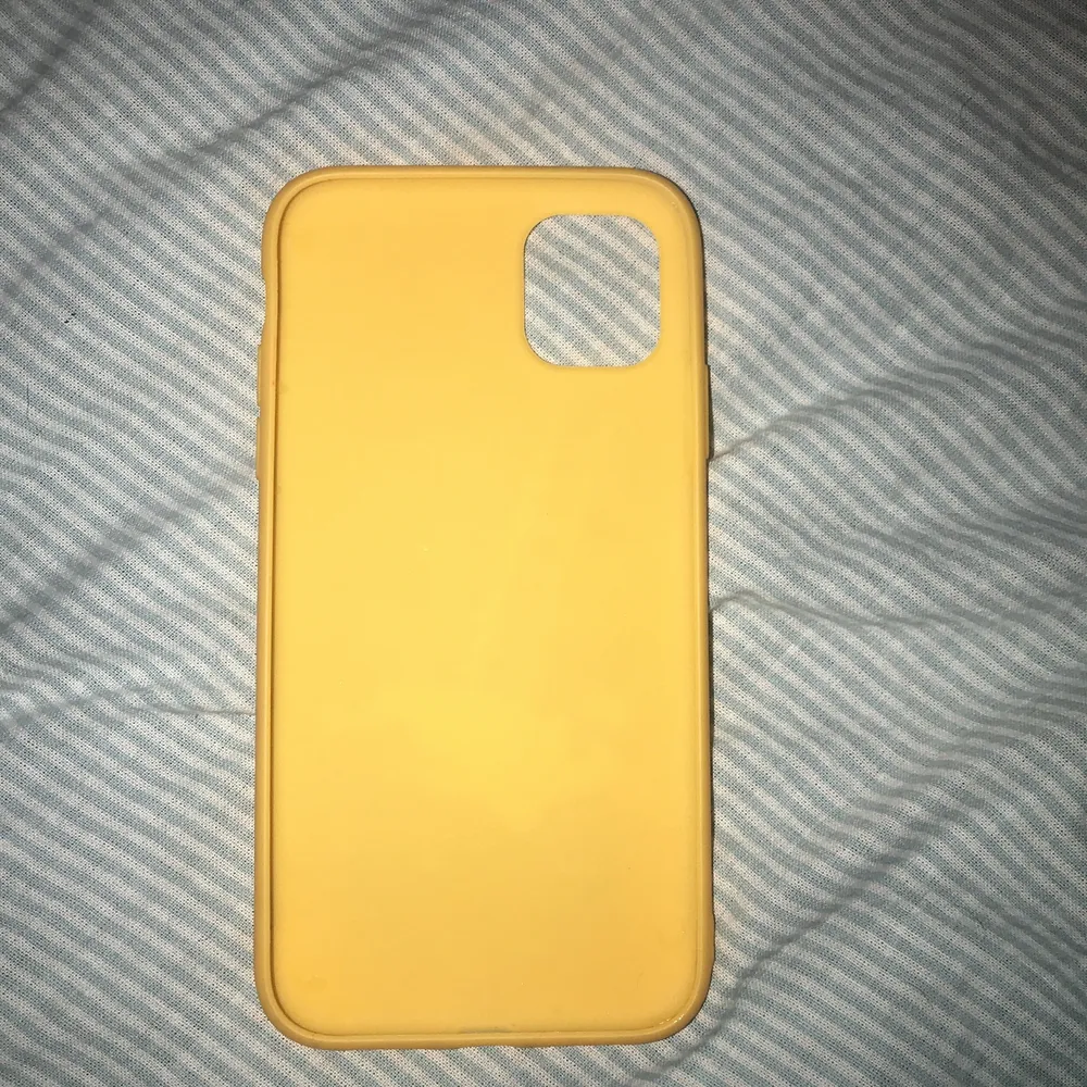 Detta gula skalet är en del av Travis Scott merch. Skalet är gjort av materialet silikon. Köpte denna här på Plick. Skalet är i nyskick, använt ungefär 2-3 ggr. Passar till modellerna IPhone 11. DM för swish💕. Accessoarer.