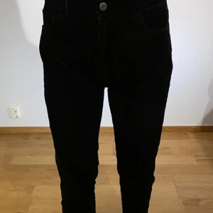 Manchester byxa - En snygg svart Manchesterbyxa från bikbok i storlek 40. Aldrig använd 