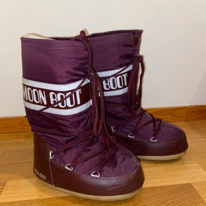 Moon boots - Superfina och unika moon boots💓super sköna och de har inga tydliga defekter utan en liten( kan skicka fler bilder på det)💓knappt använda 