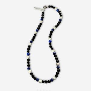 Längd 45cm, 6mm runda pärlor, vita Mashan Jade pärlor, svarta Agat pärlor, Mörkblå Lapis lazuli pärlor, silver karbinhake med förlängningskedja.