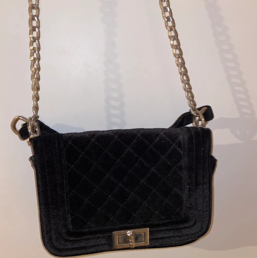 En svart basic handväska från Ur & Penn med silverdetaljer . Väskor.