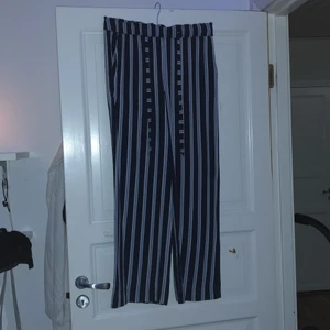 Randiga byxor - Ett par höga tunna byxor med knytning i midjan, sjukt fina och väldigt sparsamt använda. Det är stretchig resor i midjan och sen ett väldigt tunt material 