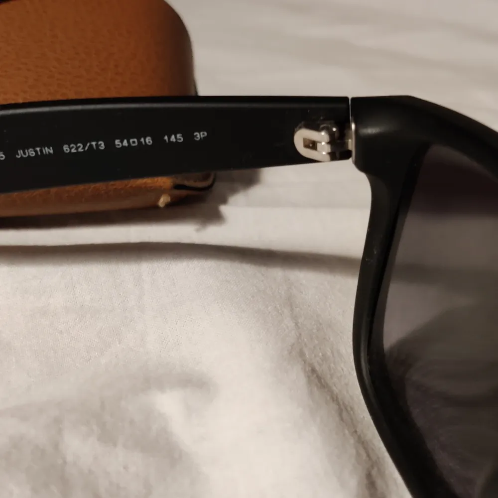 Sparsamt använda solglasögon i nyskick.  Köptes på Synoptik för 1600. . Accessoarer.